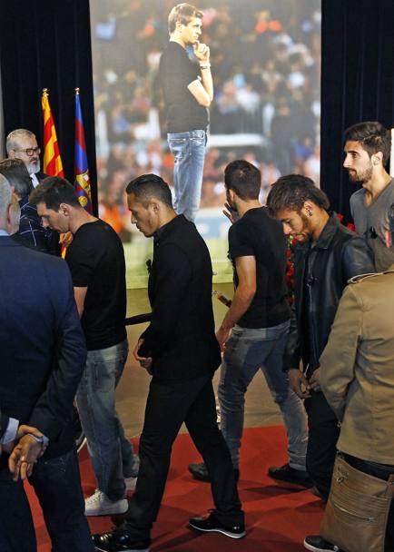 L&#39;ultimo omaggio dei giocatori del Barcellona a Tito Vilanova. In prima mattinata Messi e compagni hanno portato l&#39;ultimo saluto all&#39;ex tecnico, scomparso ier a 45 anni. La camera ardente  stata allestita nei pressi della tribuna centrale del Camp Nou. Afp